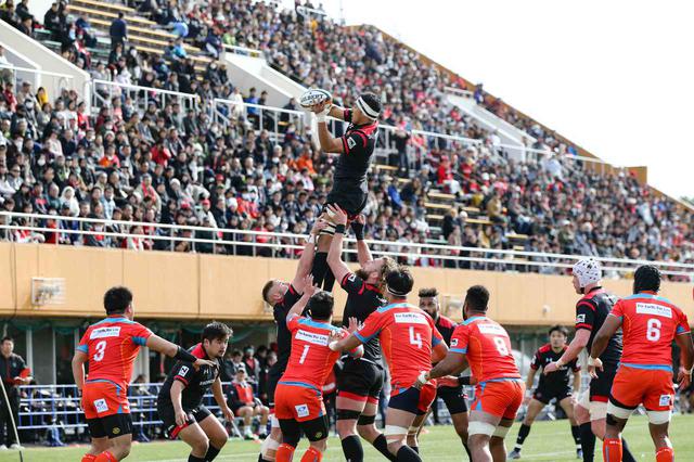 画像: ラインアウトの空中戦でジャンパーとなっているキャプテンの小林亮太選手。HEATの名前にふさわしい熱き闘将だといわれている。