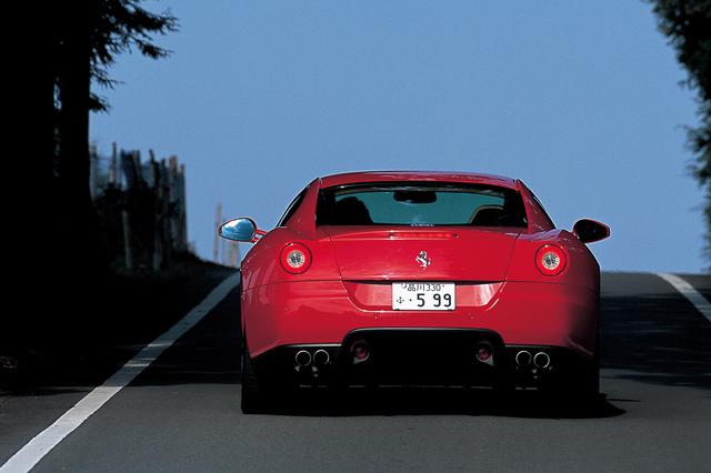 画像: 「フェラーリ599GTBフィオラノ」のモデル名は、599=エンジン排気量5999cc、GTB=Gran Turismo Berlinettaに、フィオラノ=フェラーリのテストコースに由来する。ただし、日本では商標登録の関係で、「フェラーリ599」となった。