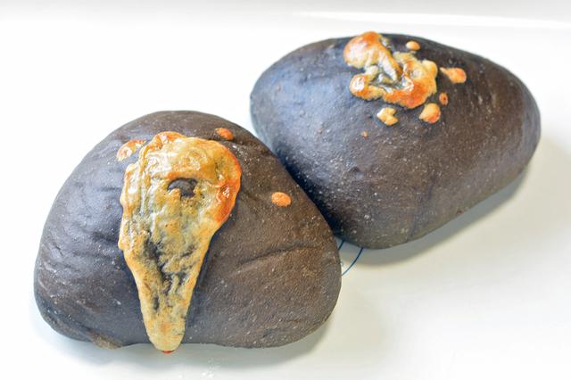 画像: 名称のとおり黒いパンが特徴の「黒カレー」(1個280円)。揚げパンではないので、さっぱりした口あたり。