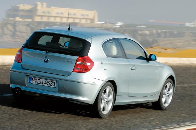 画像: フェイスリフトされたBMW 1シリーズ。今回試乗したのは、新開発の2Lを直噴エンジン搭載した3ドアの120i。3ドアモデルは5ドアよりも10kgほど軽い。