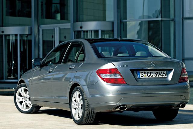 画像: 3L V6DOHCエンジンを搭載するC280アバンギャルド。コンビネーションランプ部分に設けられた小さな通気スリットからボディ下部、クロスメンバーとバンパー間から取り入れた空気を噴出させる「ベンチレーティング・リアライト」も注目のアイデア。