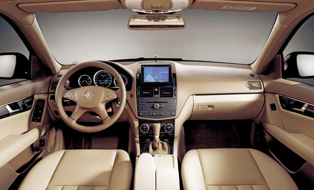 画像: C350エレガンスのインテリア。ステアリングは4本スポークタイプが標準仕様となる。
