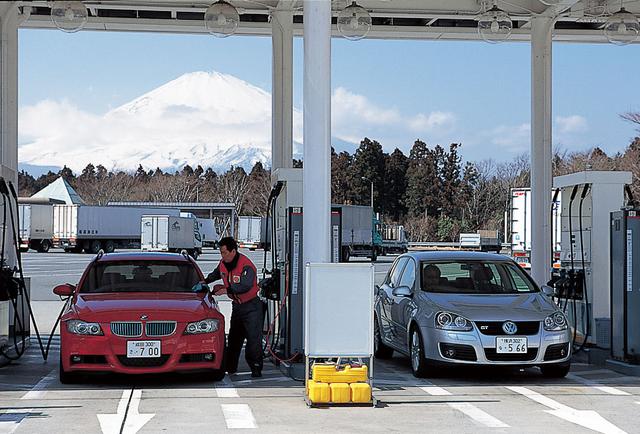 画像: 高速道路、一般道、ワインディングという約500kmを走行。ゴルフGT TSIが12.1km/L、335iツーリングが8.9km/L。パフォーマンスを考えれば、新しい高効率エンジンだからこそ実現できた値といえる。