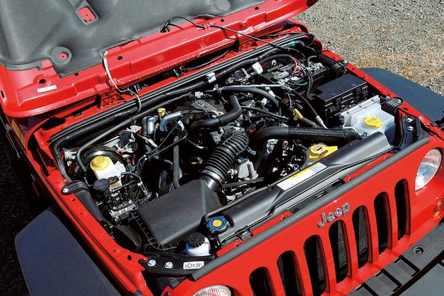 画像: 従来の直6 4Lにとって代わるV6 3.8Lエンジン。OHVで鋳鉄ブロックと聞けば古い感じがするが、実はほぼ新製の高耐久ユニット。スムーズで好ましい。