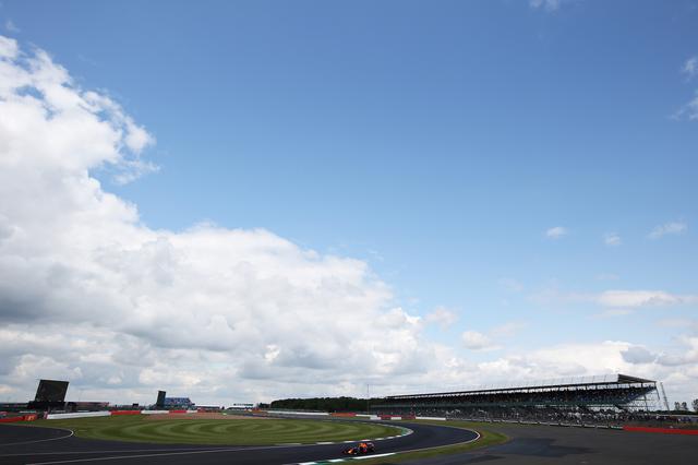 画像: 超高速サーキット、パワーサーキットとして知られるシルバーストン。飛行場跡地に建設されたため、平坦なことも特徴。