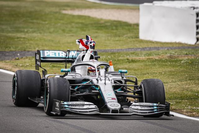 画像: 昨年2019年のイギリスGPを制したルイス・ハミルトン(メルセデスAMG)。
