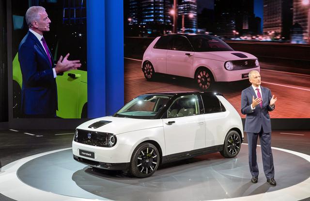画像: 2019年のフランクフルト モーターショーで発表されたときのホンダ e。