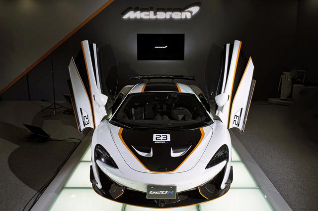 画像: マクラーレン車のアイデンティティであるディヘドラル式ドアをもちろん採用している。