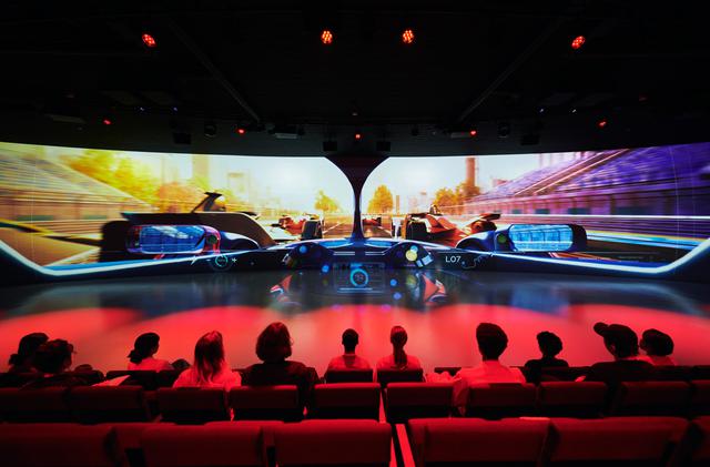 画像: フォーミュラE ザ ライド。100%電動フォーミュラカーに乗って、レースさながらに世界の都市を駆け巡るバーチャルライドアトラクション。ナビゲート役は声優の櫻井孝宏氏。