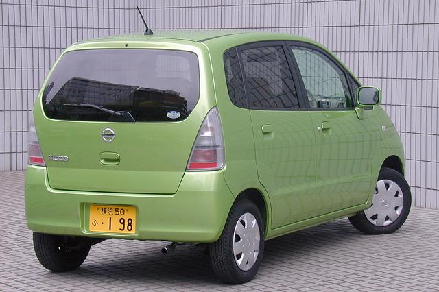 画像: モコ専用色の明るいグリーンメタリックの受注もかなり多いという。バックドアの中央には、日産のマークが誇らしげに輝いている。