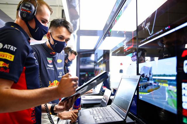 画像: アレクサンダー・アルボン(レッドブル・ホンダ)。決勝前のフリー走行で十分に走れず、惜しくも12番グリッドからのスタートとなった。決勝でどこまでフェルスタッペンを援護できるか。