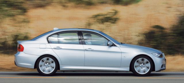 画像: Dセグメントの世界基準となってきたBMW 3シリーズ。写真はBMW325i Mスポーツ。