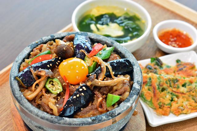 画像: 「韓美膳(ハンビジェ)」の「夏野菜と牛カルビ 石焼ビビンパ」(1298円)。ナスやオクラなどの夏野菜が味わえる。
