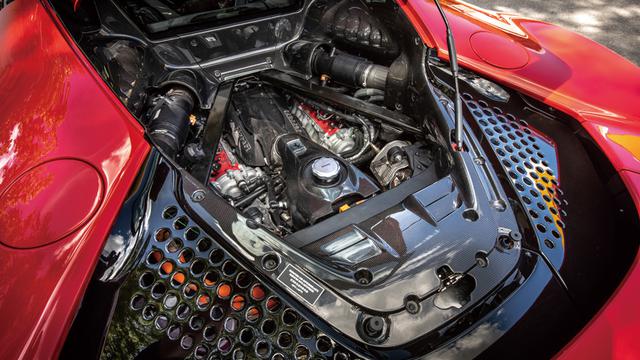 画像: ボアが拡大されてF8トリブート用(3902cc)より排気量がアップ、3990ccとなったV8ツインターボエンジン。吸排気系はシリンダーヘッドも含めて新設計で、フェラーリ初の直噴システム(350バール)を採用。DCTも新設計の8速型。