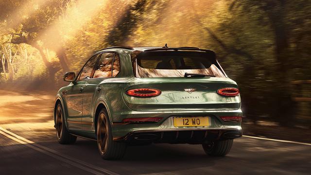画像: 従来型とまったく異なるリアデザインへと進化。テールゲートは車幅いっぱいに広がり、ナンバープレートはバンパー下側に配置。