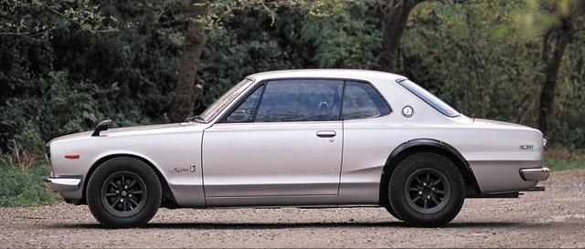 画像: スカイライン 2ドアHT GT-R(KPGC10型 1970年10月5日):運動性能を高めるためにホイールベースを70mmも短縮した2ドアハードトップGT-R。さらに軽快なフットワークを手に入れ、車体剛性もアップしている。ボディは全長で65mm短縮、全高も15mm低くされ、Aピラーを寝かせて空気抵抗を低減。全幅は55mm拡大したが、20kg軽くなった。この恩恵は、サーキットでも遺憾なく発揮された。なお、このモデルチェンジで4ドアGT-Rは消滅した。