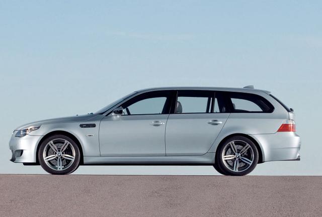 画像: M5セダンと比べると、車重は125kg、全高は43mm大きい。全長、全高は同じ。