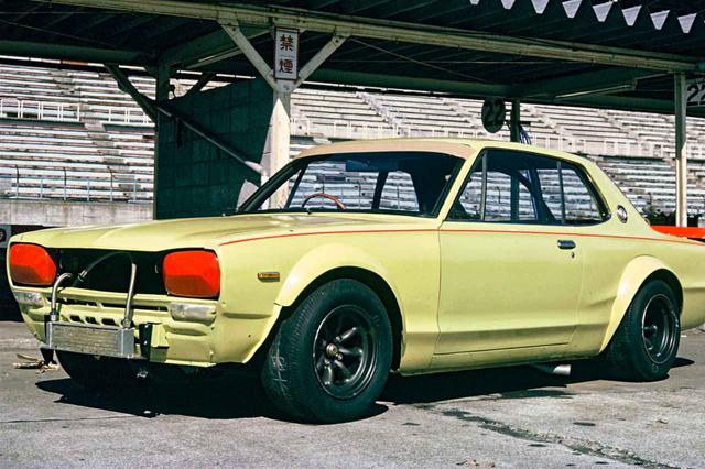 画像: 1971年1月、富士でテストを行う2ドアHTのレーシングGT-R前後の大胆なオーバーフェンダーとサイド出しのエキゾースト、そして4ドア時代から開発を進めていたリアスポイラーが装着された。