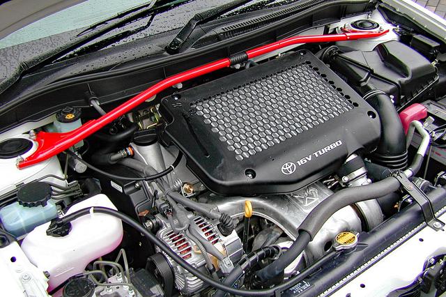 画像: 260psと33kgmを発生した2Lツインカムターボの3S-GTE。パフォーマンスロッドも装着されていた。