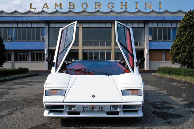 画像: 1985年に登場した、その名のとおり4バルブDOHCを搭載した「カウンタック5000クワトロバルボーレ」。