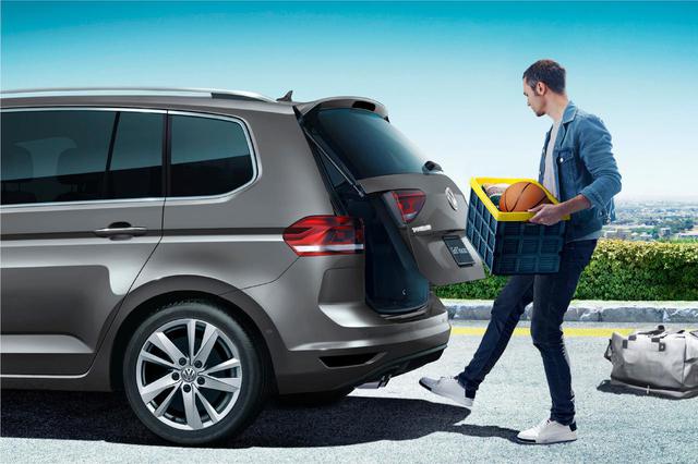 画像: ゴルフトゥーラン TSI コンフォートラインリミテッドには、キーを持った状態でリアバンパー下に足を差し入れることで電動テールゲートをオープンさせる「Easy Open機能付パワーテールゲート」を装備する。