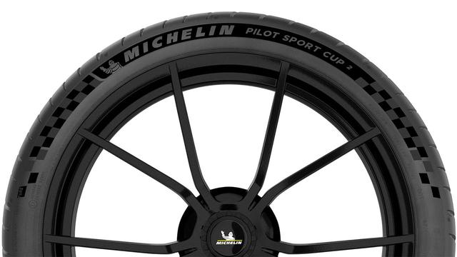 画像: ミシュラン パイロットスポーツ カップ2コネクトには、光の加減によって濃淡をつけたチェッカーフラグのような模様、プレミアムタッチがタイヤサイドに採用される。