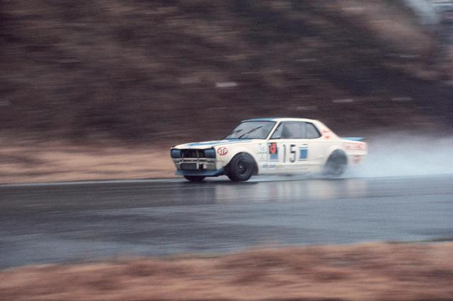 画像: 1972年富士300キロ スピードレース(1972年3月20日・富士スピードウェイ):豪雨でレースが15周から12周に短縮されるなか、激走するNo.15 高橋国光のGT-R。気迫の疾走で全車周回遅れにし、悲願のGT-R 50勝目を手に入れた。
