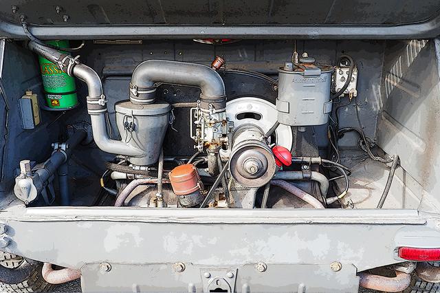画像: おなじみVWの空冷フラット4 エンジンは23.5~25psと非力に感じるが、わずか725kgの軽量車体に不自由はなかった。同期に活躍したBMWのサイドカーより、悪路での走破性は高かったほどだ。