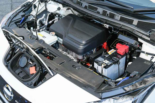 画像: 日産 リーフ NISMOのボンネットを開けた先のモータールームに、赤い端子カバーとともに12V補機バッテリーが搭載されている。