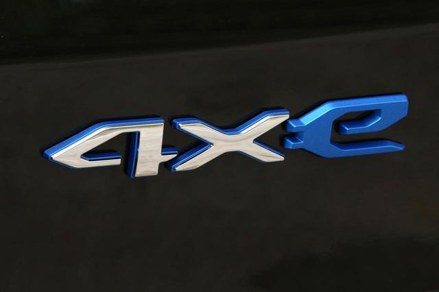 画像: レネゲード 4xeのエンブレム。4WDを意味する「4×4」を模したかのようなデザイン。4xeの「x」はエックスではなく「バイ」であり、正確にはフォーバイイーと発音するようだ。