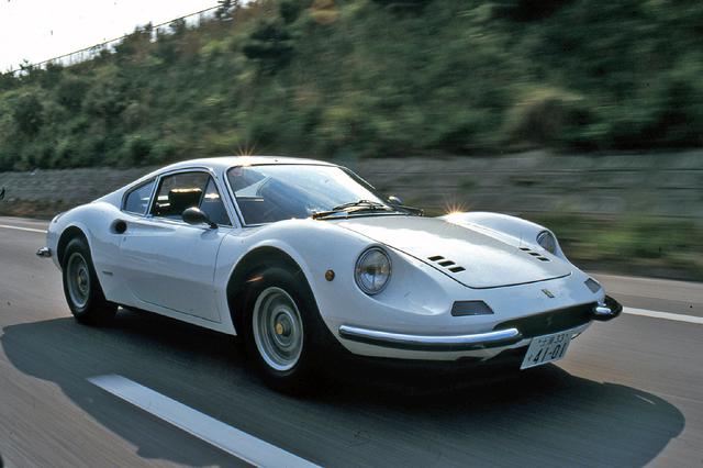画像: 流麗な2座クーペは公称最高速度235km/h。2340mmのショートホイールベースにより、切れの良いコーナリングが楽しめた。