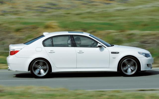 画像: 2004年に登場した5代目M5。M5専用サスペンションを装着しドライビングダイナミクスを実現するためランフラットタイヤやアクティブステアリングは採用されていない。