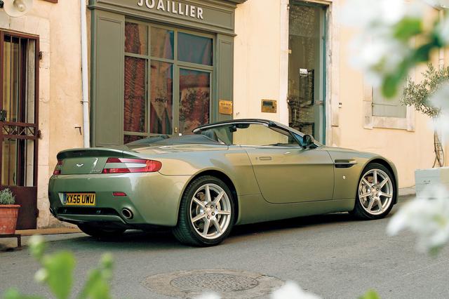 画像: ロードスターモデルは、クーペモデルのV8ヴァンテージが備えていた流麗さに加えて、より先鋭的な印象を与えてくれるデザインとなった。