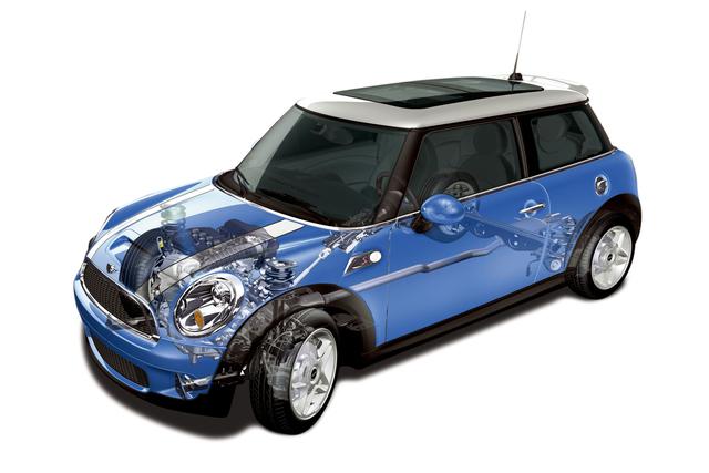 画像: MINIならではの走行感覚は全長3.7m、全幅1.68mという小さなディメンジョンとBMWのエンジニアたちの走りへのこだわりがもたらした産物。つまりMINIはこれ以上大きくできないクルマなのだ。市場の声が「もっと大きくしろ」といっても彼等は決してそれをしないだろう。