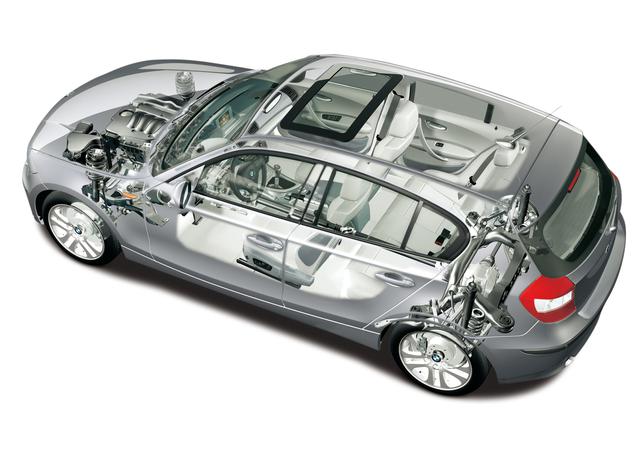 画像: 絶好調の3シリーズの「母体」となったのが1シリーズというのがBMWのすごいところ。並のメーカーならば3シリーズを出した後にコストを落とした1シリーズを登場させる作戦に出るだろう。ボトムエンドのモデルであっても手を抜いてはならぬというフィロソフィのあらわれだ。