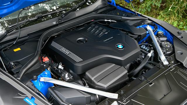 画像: エンジンの搭載位置をできる限り車体の中央にしているため前後重量配分は前740kg、後750kgを実現した。