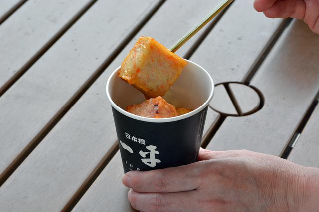 画像: 90年以上の歴史を持つ老舗おでん・和食店が手掛けた黄金出汁に揚げかまを浸して、出汁と一緒にいただきます。