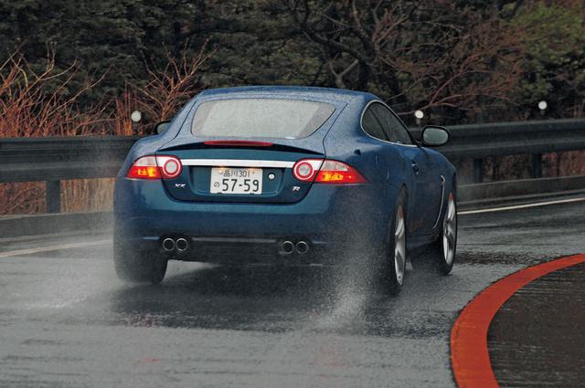 画像: ジャガー XKR クーペ。下りのコーナーを走り抜けるリアビュー。どこかEタイプのデザインエレメントを感じる。
