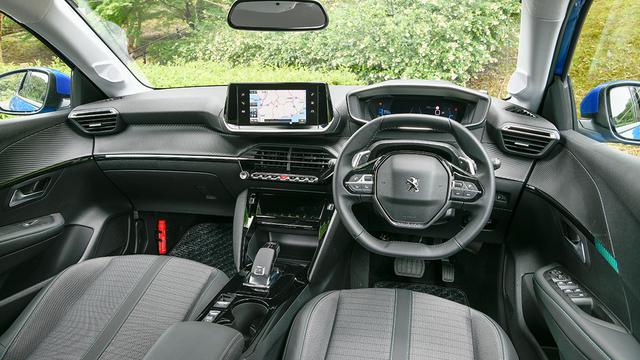 画像: 運転中に視線移動を最小限に抑える3D i-コクピット。それに組み合わされる小径ハンドルはすっかりプジョーのアイコンとなっている。タッチスクリーンは7インチを装備。