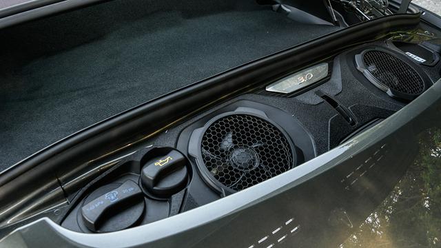 画像: 搭載するエンジンは3L水平対向6気筒ツインターボエンジン。385ps/450Nmのパワー&トルクは彼らと同じ。