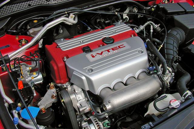 画像: 最高出力の220psは8000rpmで、最大トルクの21.0kgmも6000rpmで発生するという高回転ユニット。