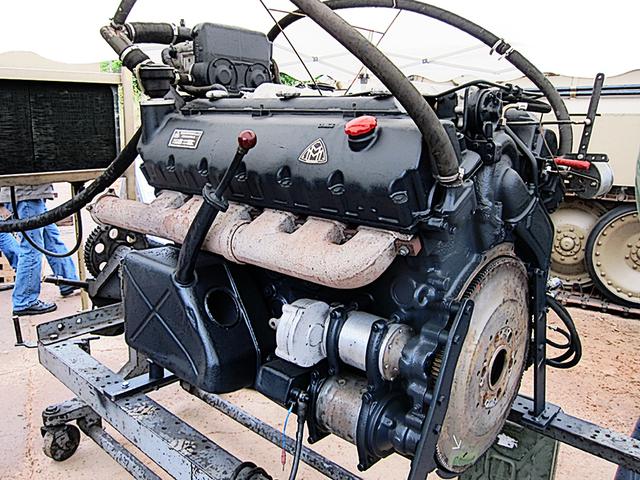画像: 復元後試運転する、タイガーIIやパンサー戦車に搭載された後期型のHL230-P30。45トンのパンサーはともかく、70トンを超えるタイガーIIの心臓としては、外観からして心細い。ガソリンエンジンなのは、軽量高出力な航空機エンジンがベースであり、燃料共有化のため。これは英米戦車も同じだ。