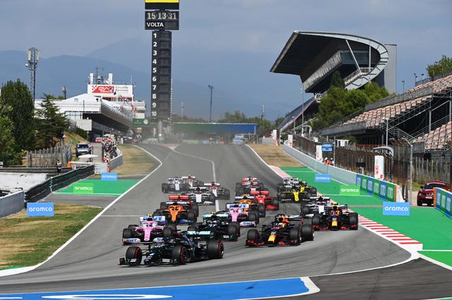 画像: スペインGPのスタート。ポールのハミルトンが好ダッシュを決める一方、2番手ボッタスが遅れ、フェルスタッペンが2番手に浮上。