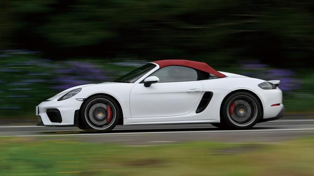 画像: 718スパイダーは最高速を妨げないために軽量コンバーチブルトップを備える。