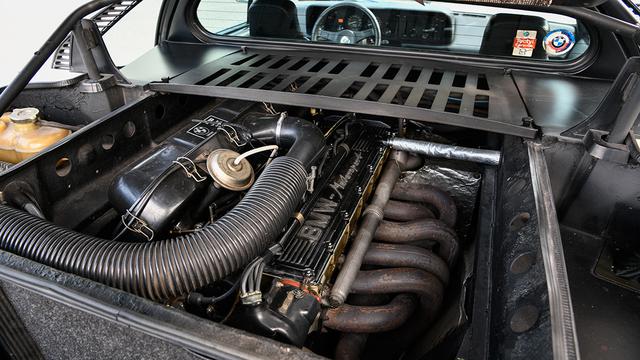 画像: M88型は、BMW初のDOHCユニット。低重心を実現するために、潤滑系はドライサンプ仕様となっている。後にM5などに搭載されたS38型は、同機の進化版。