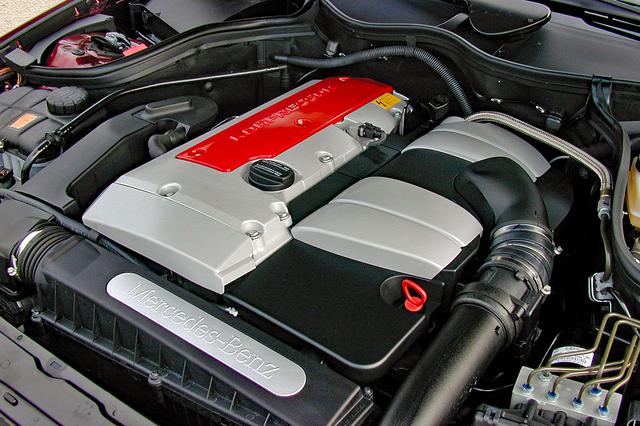 画像: スーパーチャージャー付きのC200コンプレッサーのエンジンは、ヘッドカバーの赤が鮮やかだ。