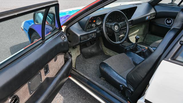 画像: インターフェイスは機能性重視のシンプルなデザイン。着座位置は低くレーシーなポジションとなる。5速MTはレーシングパターンを採用している。
