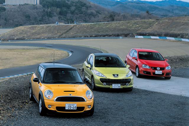 画像: 2007年に入り、日本に上陸した注目のコンパクトモデル。MINIクーパーS、プジョー207GT、ゴルフGT TSI(左から)。ダウンサイズ直噴過給エンジンの搭載、FF駆動方式、ハッチバックスタイルと3台には共通する要素が数多く存在している。