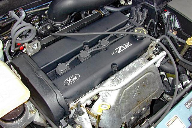 画像: 「Zetec E」と名付けられた2LのDOHCは131psと178Nmを発生。日本仕様専用の4速ATとの相性もいい。