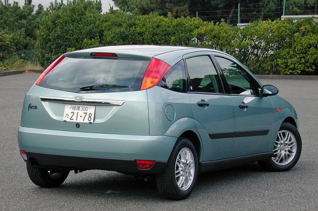 画像: 外観は1.6Lエンジン搭載車とほとんど変わらない。ニューエッジ デザインはリアビューも独特だ。